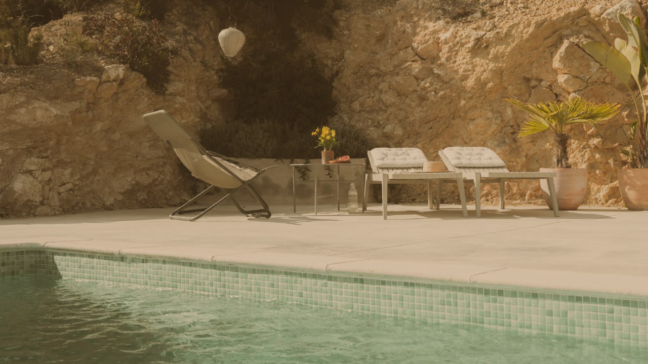 Swimming pool and lounge